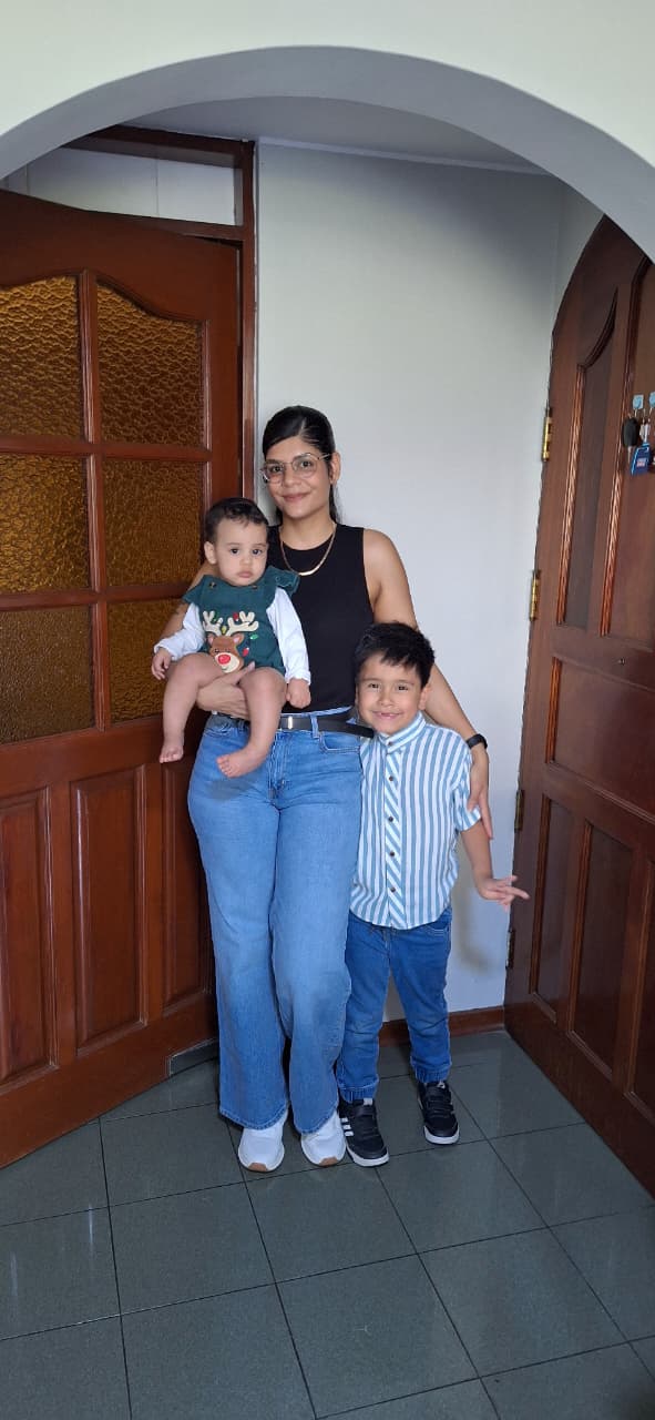 Ingrid Prado con sus hijos